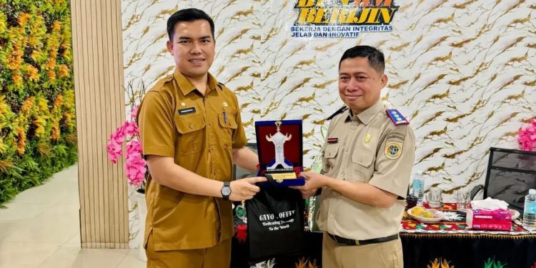 Asisten Pemerintahan, Keistimewaan Aceh, dan Kesra Setdakab, Khairmansyah, S.IP., M.Sc., saat menghadiri serah terima jabatan (sertijab) Kepala Kantor Badan Pertanahan Nasional (BPN) Kabupaten Bener Meriah. Foto: Prokopim BM