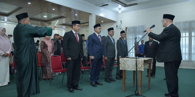 Proses Pengambilan sumpah jabatan empat pejababat pimpinan tinggi pratama di aula Pendopo kabupaten Bener Meriah. Foto: Ist