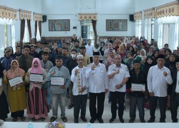 Penyerahan bantuan tambahan modal usaha oleh Pemkab Bener Meriah melalui Baitul Mal kepada 205 orang mustahik, di aula setdakab. Foto : Humas Baitul Mal