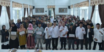 Penyerahan bantuan tambahan modal usaha oleh Pemkab Bener Meriah melalui Baitul Mal kepada 205 orang mustahik, di aula setdakab. Foto : Humas Baitul Mal