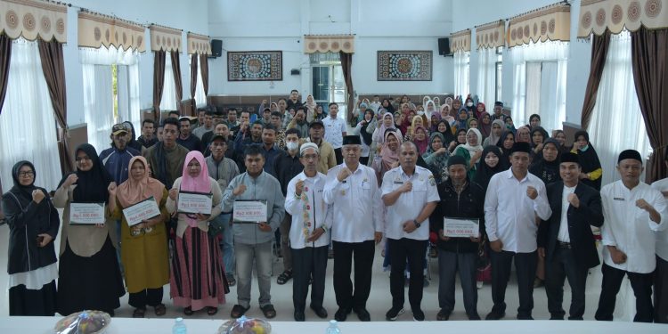 Penyerahan bantuan tambahan modal usaha oleh Pemkab Bener Meriah melalui Baitul Mal kepada 205 orang mustahik, di aula setdakab. Foto : Humas Baitul Mal