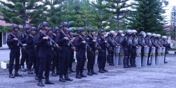 Pasukan gabungan Polres Bener Meriah dan Sat Brimob Polda Aceh dalam barisan apel di Lap Polres Bener Meriah . Foto : Humas Polres