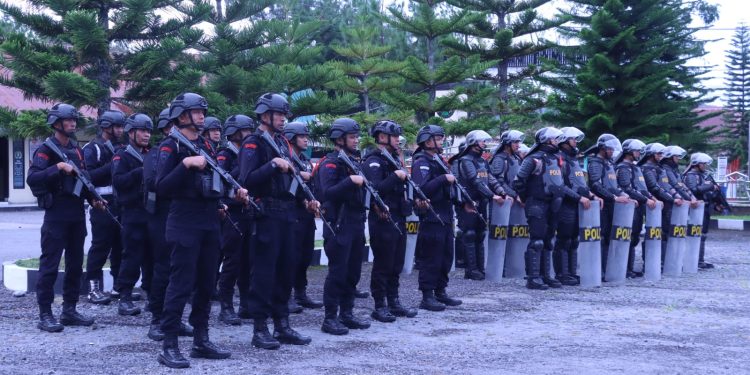 Pasukan gabungan Polres Bener Meriah dan Sat Brimob Polda Aceh dalam barisan apel di Lap Polres Bener Meriah . Foto : Humas Polres