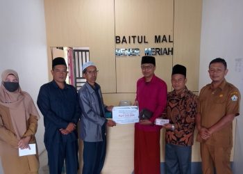 Pengurus Baitul Mal Bener Meriah saat memberikan Bantuan kepada Pesantren Ahlussunnah Wal Jamaah. Foto: Humas Baitul Mal