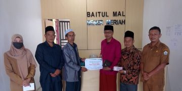 Pengurus Baitul Mal Bener Meriah saat memberikan Bantuan kepada Pesantren Ahlussunnah Wal Jamaah. Foto: Humas Baitul Mal