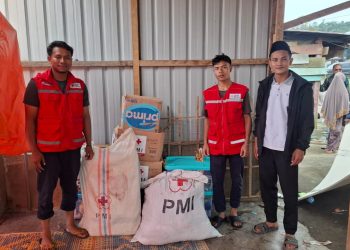 PMI Kabupaten Bener Meriah saat menyalurkan bantuan kepada korban kebakaran  di Desa Seni Antara, Kec Permata. Foto: Doc PMI BM