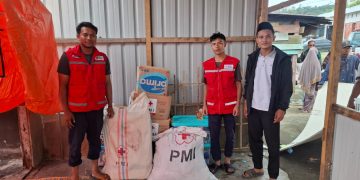 PMI Kabupaten Bener Meriah saat menyalurkan bantuan kepada korban kebakaran  di Desa Seni Antara, Kec Permata. Foto: Doc PMI BM