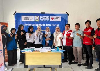 PMI Bener Meriah bersama Plan Internasional saat menyalurkan bantuan kepada masyarakat korban bencana dan penyandang disabilitas. Foto: Doc PMI BM