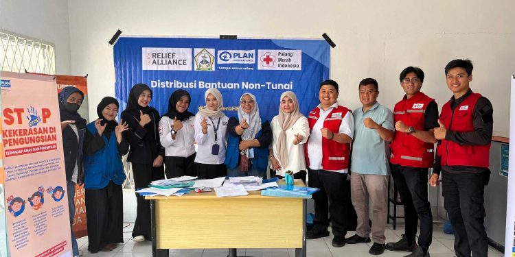 PMI Bener Meriah bersama Plan Internasional saat menyalurkan bantuan kepada masyarakat korban bencana dan penyandang disabilitas. Foto: Doc PMI BM