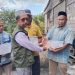 Ketua Baitul Mal Bener Meriah, Drs. Nawawi saat memberikan bantuan kepada masyarakat korban kebakaran di Seni Antara, Kec. Permata. Foto: Humas Baitul Mal BM
