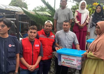 PMI Bener Meriah saat memberikan bantuan kepada korban kebakaran di kampung Gunung Tunyang, kec. Timang Gajah. Foto : Humas PMI BM