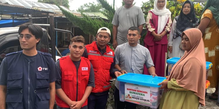 PMI Bener Meriah saat memberikan bantuan kepada korban kebakaran di kampung Gunung Tunyang, kec. Timang Gajah. Foto : Humas PMI BM