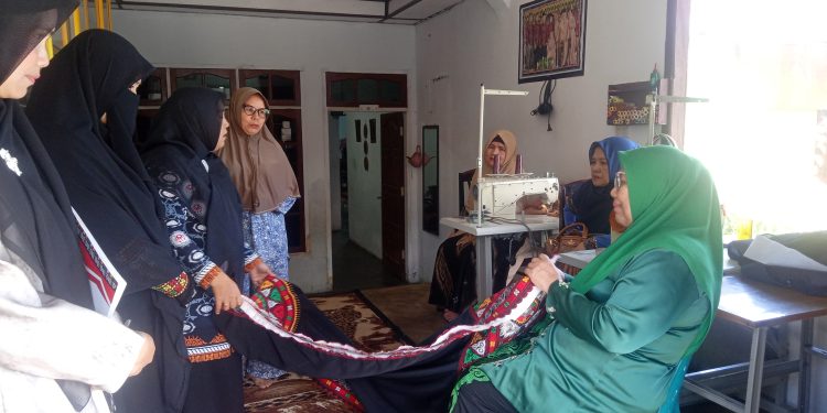 Ketua dan pengurus Dekranas Kabupaten Bener Meriah saat monitoring pelaku usaha perajin kerawang gayo. Foto : Dok Dekranas