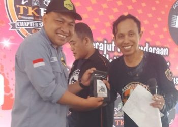 Yusra Alfata Ketua KITOGA bersama Ketua TKBI Chapter Sumatra Satu, Budi Hafidz dalam acara Anniversary ke-6 Toyota Kijang Club Indonesia (TKBI) . Foto : Kitoga