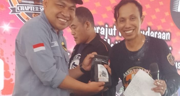 Yusra Alfata Ketua KITOGA bersama Ketua TKBI Chapter Sumatra Satu, Budi Hafidz dalam acara Anniversary ke-6 Toyota Kijang Club Indonesia (TKBI) . Foto : Kitoga
