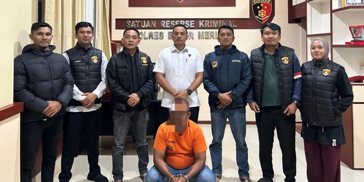 Pelaku pemabacokan IRT saat di amankan Satreskrim Polres Bener Meriah. Foto : Humas Polres Bener Meriah