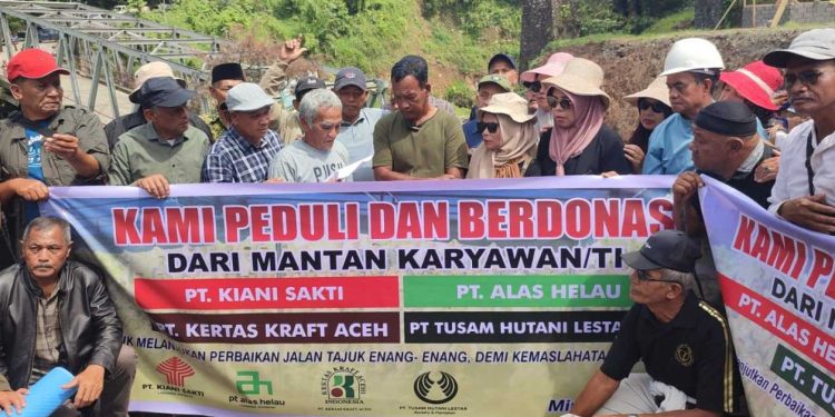 Para eks karyawan PT Alas Helau, PT. Kiani Saktu, PT. Tusam Hutani Lestari dan PT. Kertas Kraf Aceh saat berada di Enang-Enang. Foto : Ist