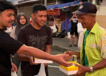 Pengurus IPEMAHLUTYO saat berbagi sarapan di Malioboro Yogyakarta. Foto : Humas IPEMAHLUTYO
