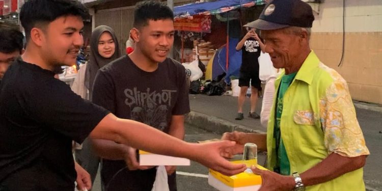 Pengurus IPEMAHLUTYO saat berbagi sarapan di Malioboro Yogyakarta. Foto : Humas IPEMAHLUTYO