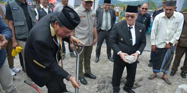 Bupati Tagore dan Ketua DPRK Bener Meriah Mhd. Saleh saat meletakan batu pertama pembangunan HUNTAP di Pante Raya. Foto: Prokopim BM