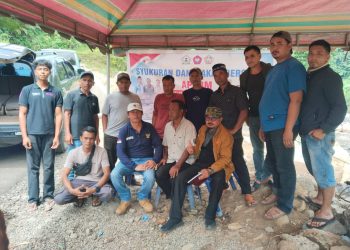 Asosiasi Pedagang Sayur Bener Meriah saat  mendatangi lokasi jembatan Enang enang. Foto: Ist