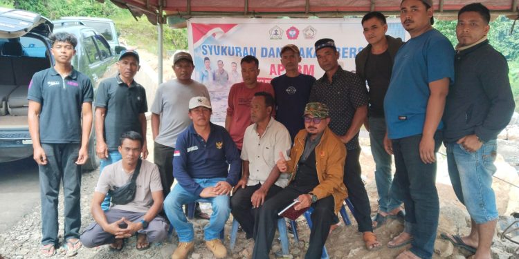 Asosiasi Pedagang Sayur Bener Meriah saat  mendatangi lokasi jembatan Enang enang. Foto: Ist