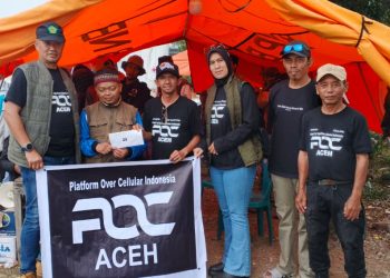 POC Aceh Tengah saat menyerahkan bantuan di Jagong Jeget. Foto : EWG