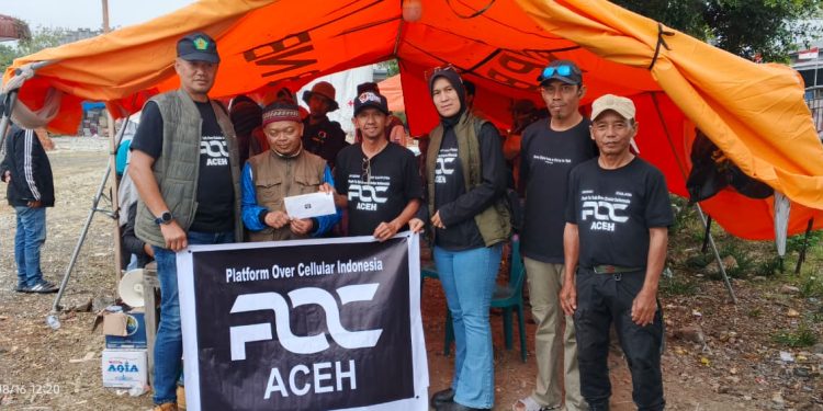 POC Aceh Tengah saat menyerahkan bantuan di Jagong Jeget. Foto : EWG