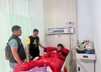 Satreskrim Polres Bener Meriah bersama korban penganiayaan di RS Datu Beru. Foto: Humas Polres BM
