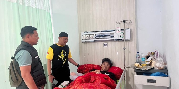 Satreskrim Polres Bener Meriah bersama korban penganiayaan di RS Datu Beru. Foto: Humas Polres BM