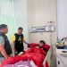 Satreskrim Polres Bener Meriah bersama korban penganiayaan di RS Datu Beru. Foto: Humas Polres BM
