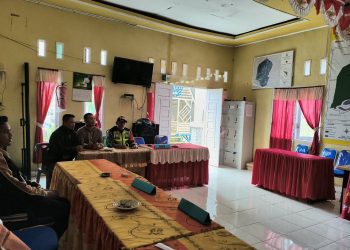 Babinsa Koramil 07/Atu Lintang, Sertu Raswan, saat melaksanakan kegiatan Komunikasi Sosial (Komsos) bersama jajaran aparatur Desa Kepala Akal, Kecamatan Atu Lintang Aceh Tengah. Foto: Ist